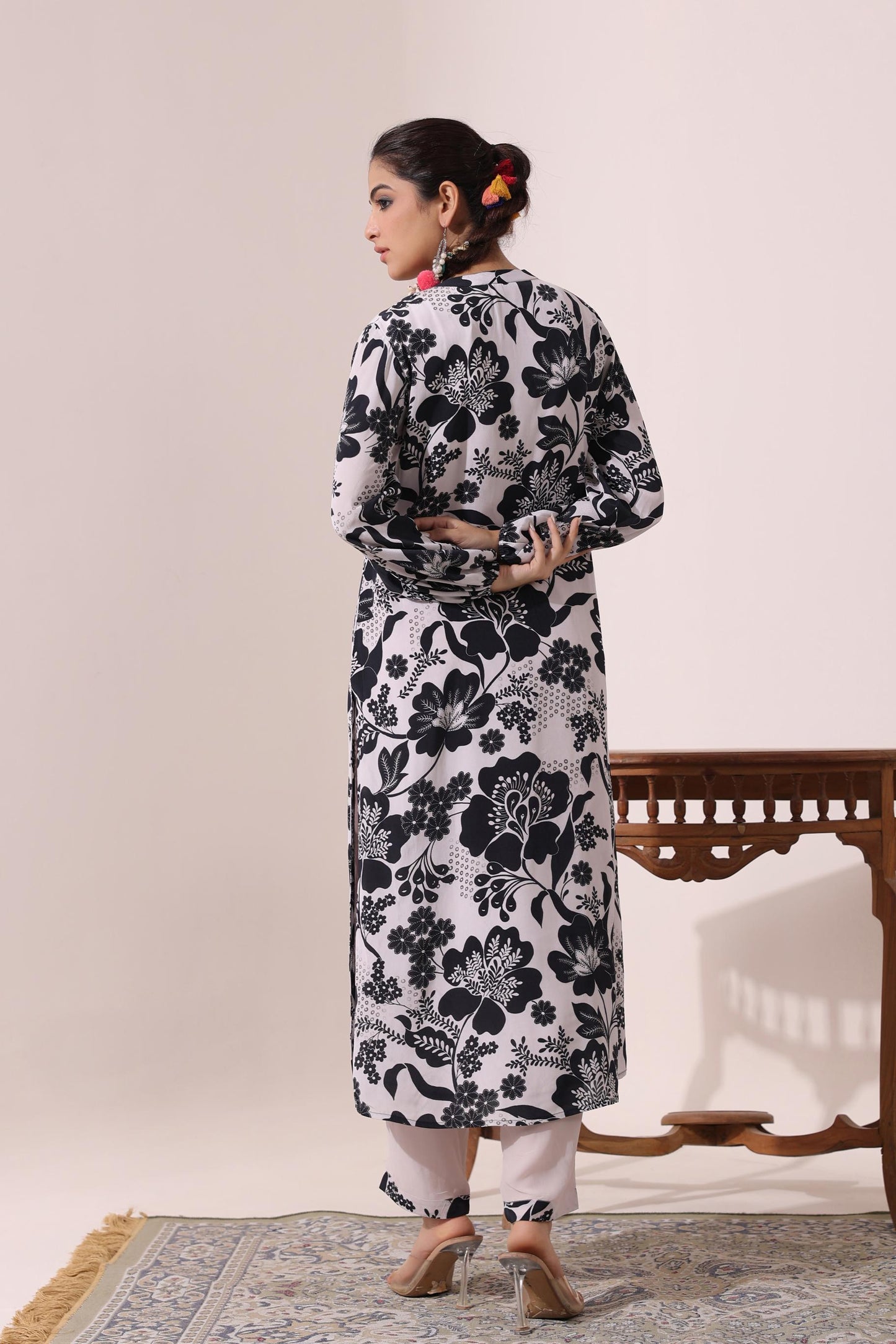 SummerFalling-Black & White Floral Printed Crepe Silk Pants Set