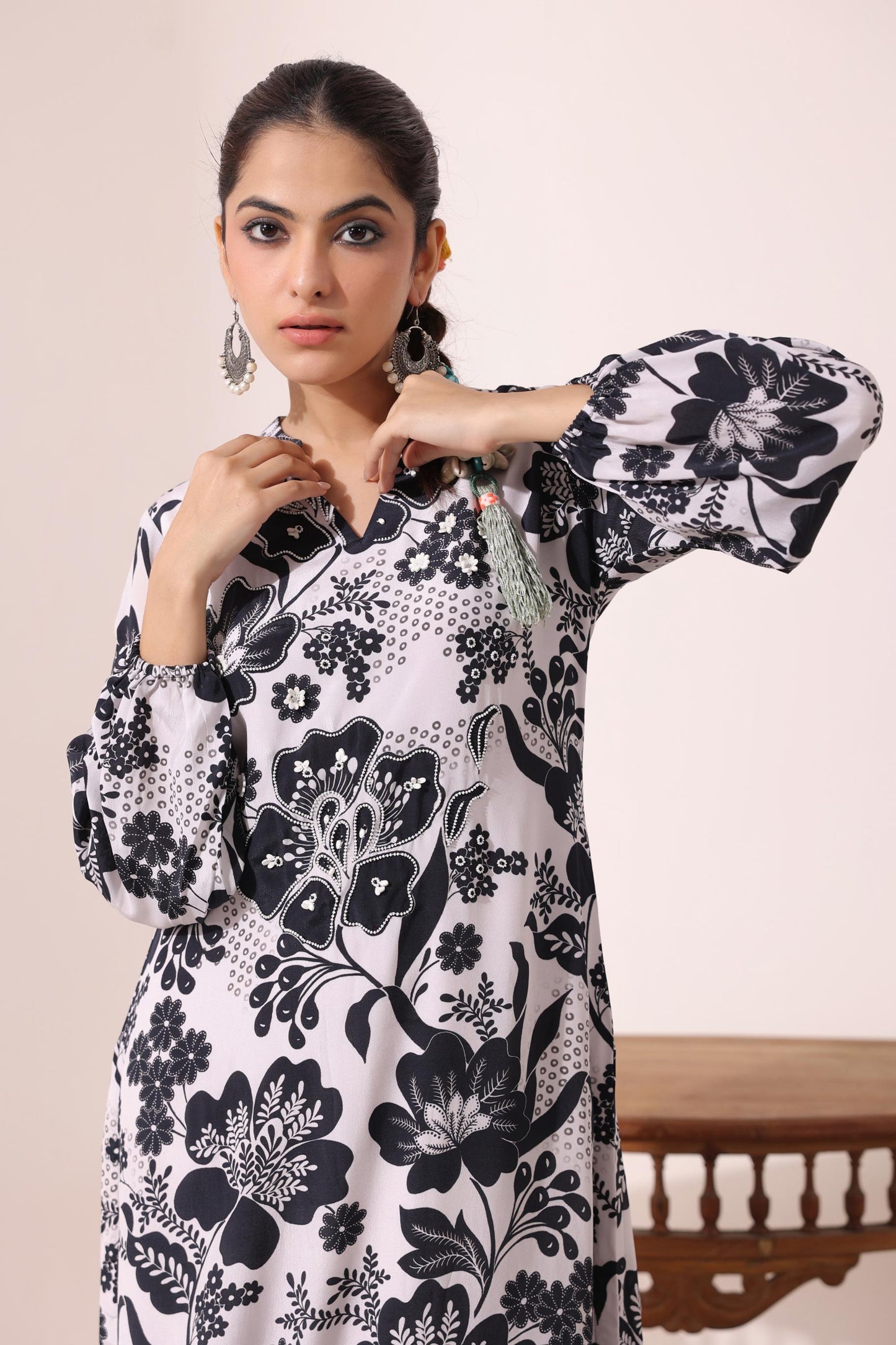 SummerFalling-Black & White Floral Printed Crepe Silk Pants Set